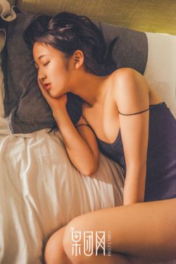 18岁女生穿开襟开叉裙穿搭